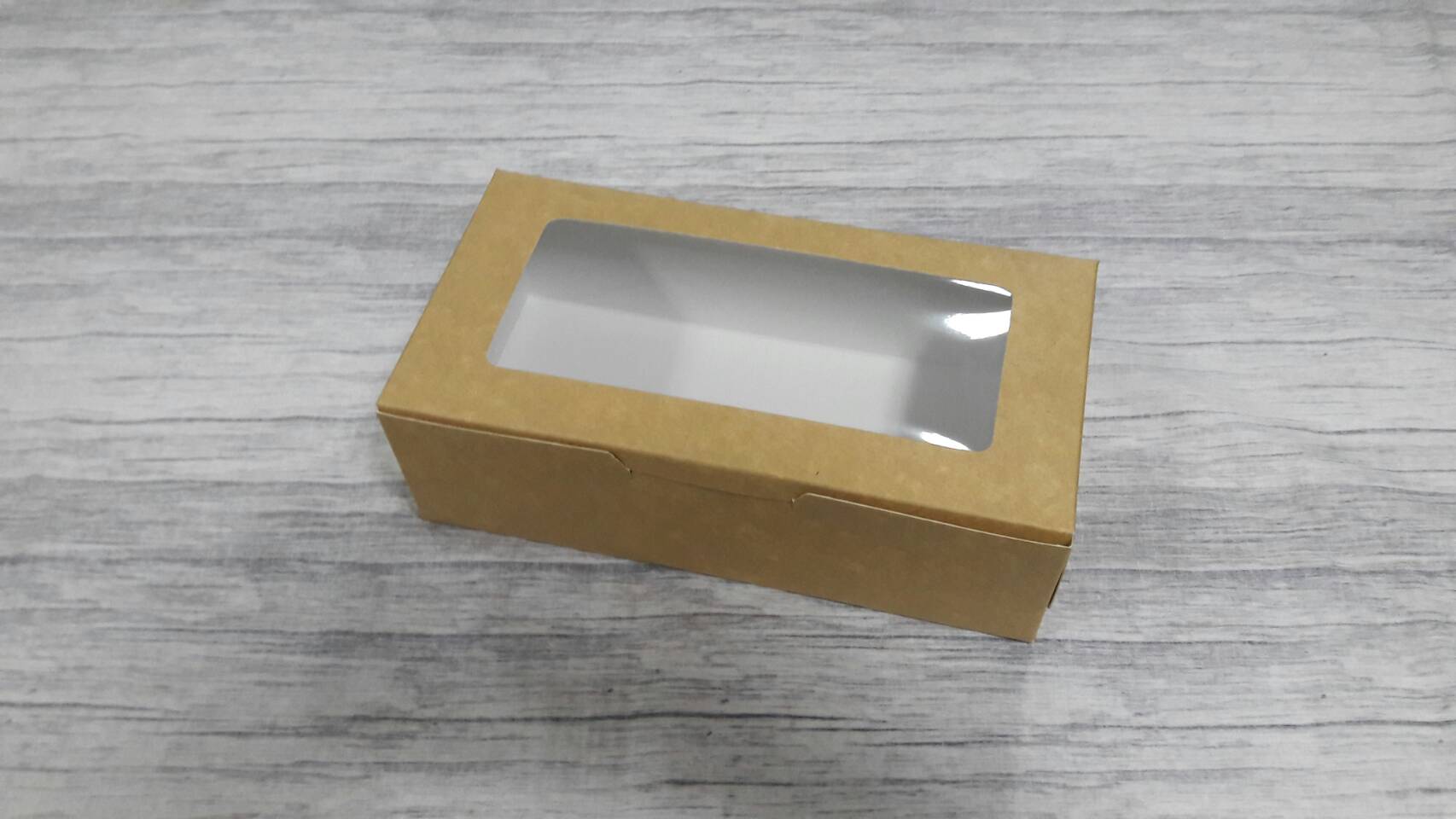 กล่องขนม กล่องเค้ก กล่องคัพเค้ก กล่องชิฟฟ่อน กล่องช้อคโกแล็ต กล่องคุ๊กกี้ กล่องอเนกประสงค์ สีคราฟท์น้ำตาลอ่อน ขนาด 10.5x20.5x6.5 ซม.มีหน้าต่างพลาสติก ราคา 165 บาทต่อแพ็ค (20 ใบ)