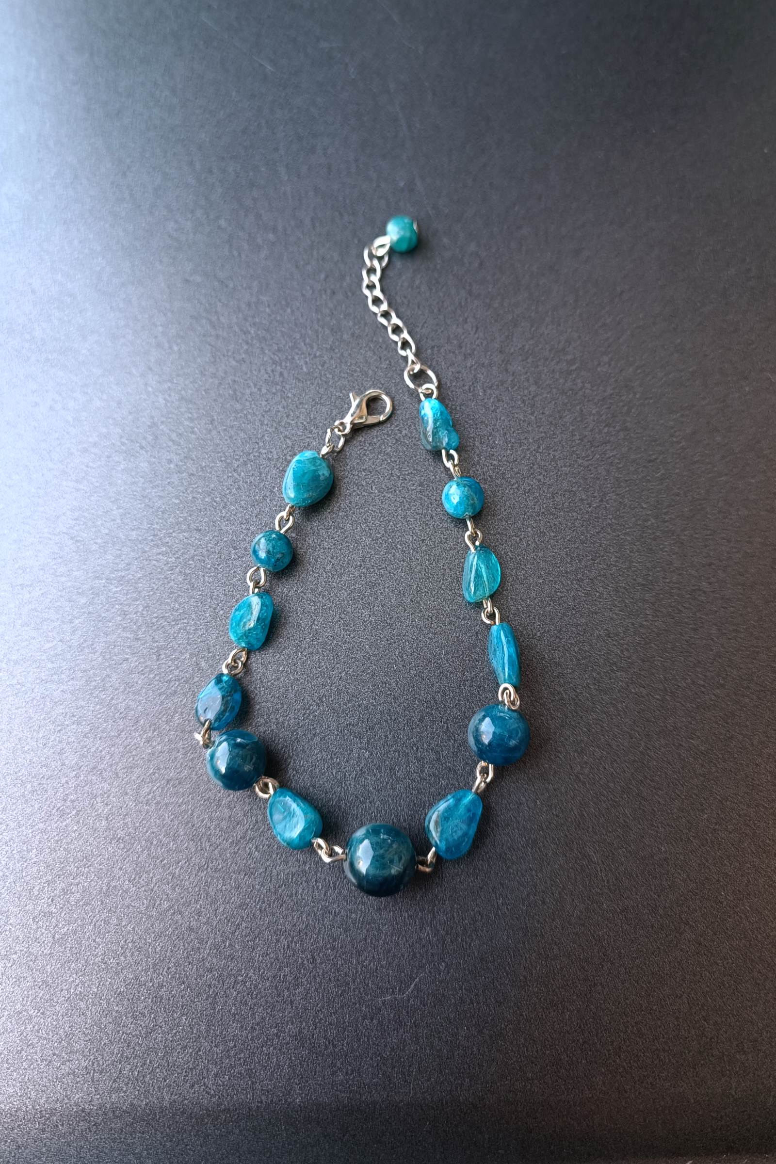 สร้อยข้อมือหินแท้ "Connected" Blue Apatite Bracelet ( For Success)