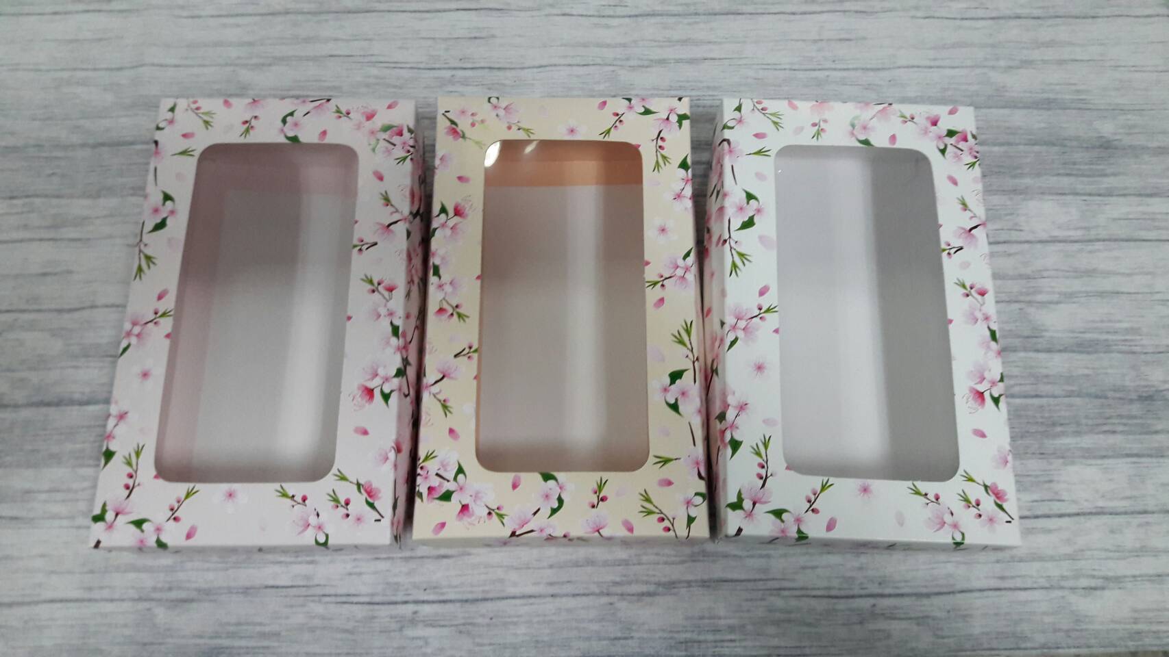 กล่องฝาครอบ ลายดอกไม้พื้นสีโอรส 22*12.5*5 ซม.แบบมีหน้าต่างพลาสติก ราคา 380 บาท ต่อแพ็ค (20 ใบ)