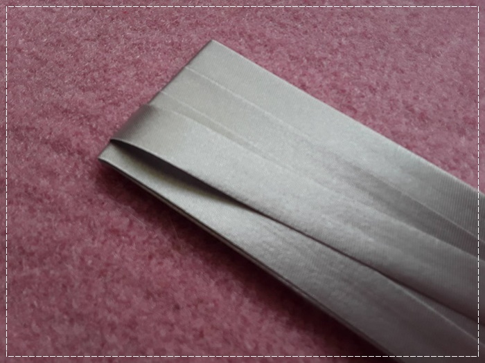 ผ้ากุ๊นซาติน สีกากี-เขียว