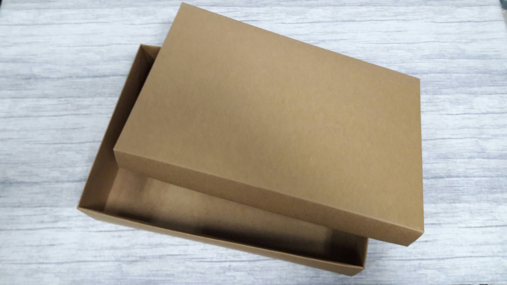 กล่องฝาครอบ กล่องแบบมีฝาครอบ กล่องของขวัญ กล่องอเนกประสงค์ ขนาด 20.5 x 30.0 x 7.0 cm. สีคราฟท์น้ำตาล (แบบฝาทึบ) ราคา 615 บาท ต่อแพ็ค (20 ใบ)