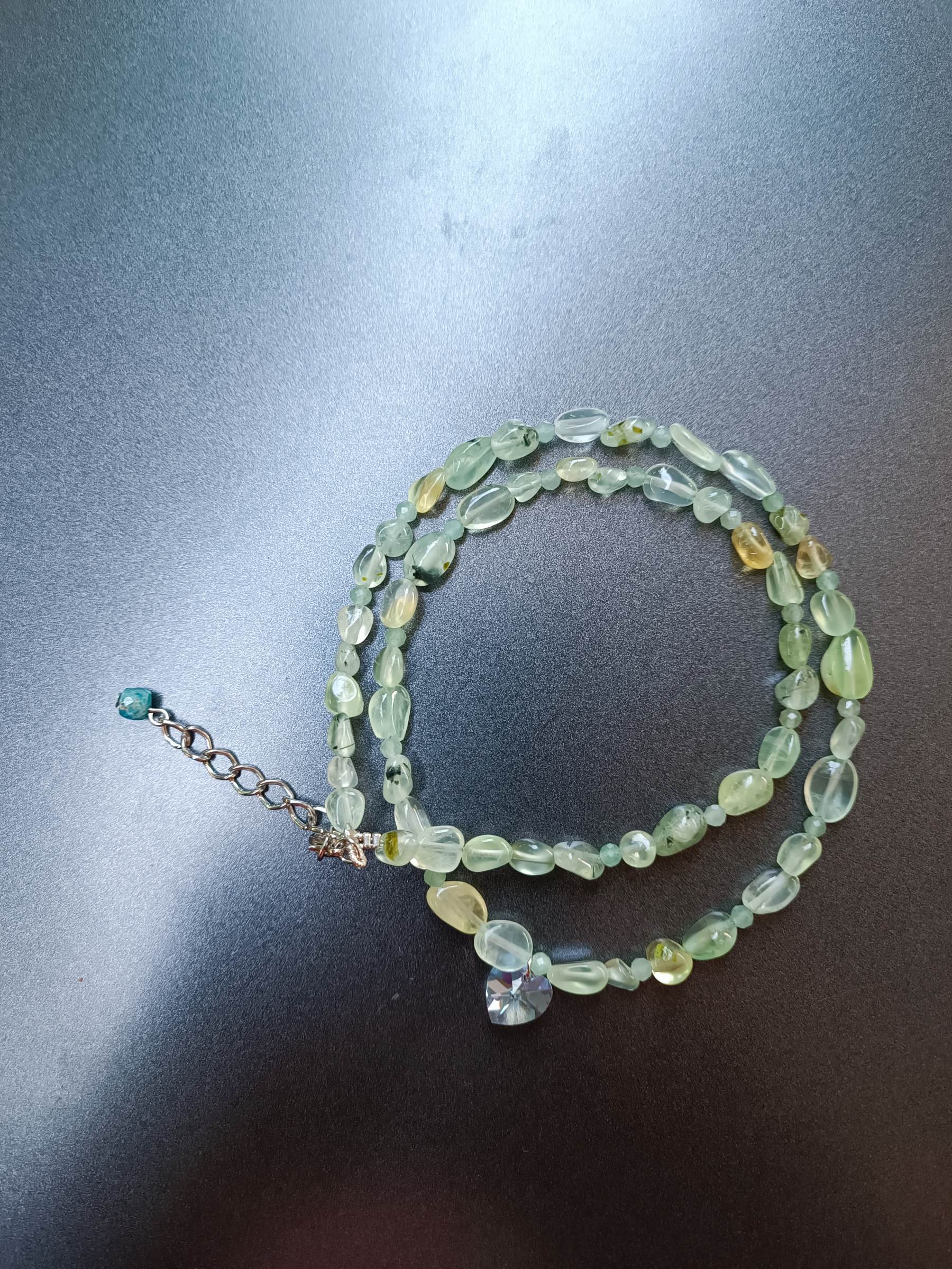 สร้อยคอหินแท้ "Bonita" Prehnite + Green Aventurine Necklace (เสริมญาณหยั่งรู้)