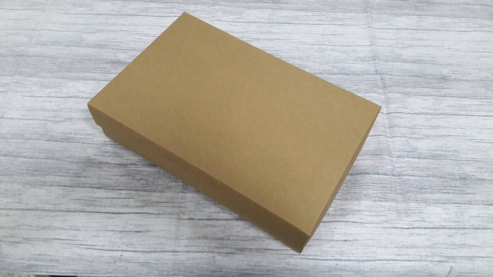 กล่องของขวัญ กล่องฝาครอบ กล่องของที่ระลึก กล่องอเนกประสงค์ กล่องของใช้ กล่องพวงมาลัย กล่องใส่ผ้าไหม สีคราฟท์น้ำตาลเข้ม ขนาด 16.6x26x5 ซม.แบบฝาทึบ ราคา 430 บาทต่อแพ็ค (20 ใบ)