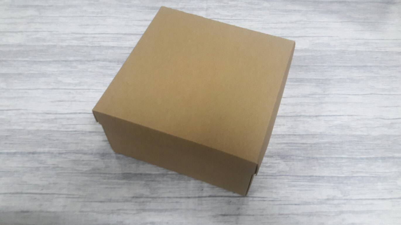 กล่องแบบมีฝาครอบ กล่องอเนกประสงค์ ขนาด 16.5 * 16.5 * 9 ซม. ตัวกล่องสีคราฟท์น้ำตาลเข้ม ฝาครอบสีคราฟท์น้ำตาลเข้ม ราคา 435 บาท ต่อแพ็ค (20 ใบ)