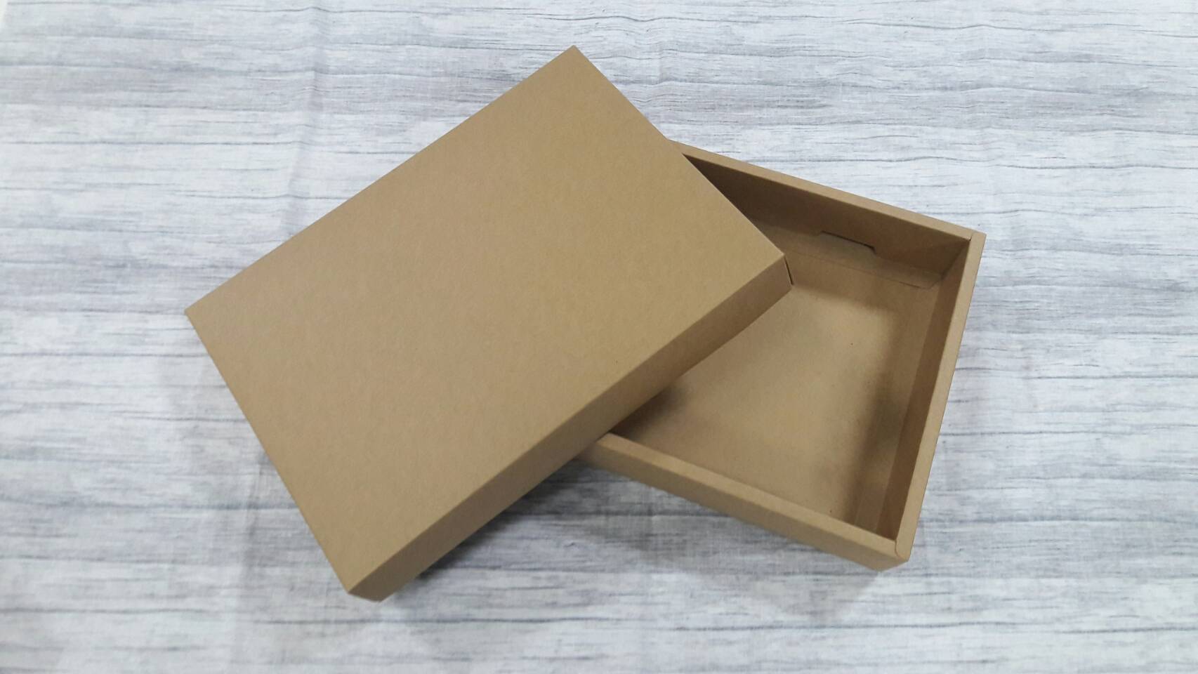 กล่องของขวัญ กล่องฝาครอบ กล่องของที่ระลึก กล่องอเนกประสงค์ กล่องของใช้ กล่องพวงมาลัย กล่องใส่ผ้าไหม ขนาด 19.6 x 27.2 x 5 ซม.สีคราฟท์น้ำตาลเข้ม (ฝาทึบ) ราคา 470 บาท/20 ใบ