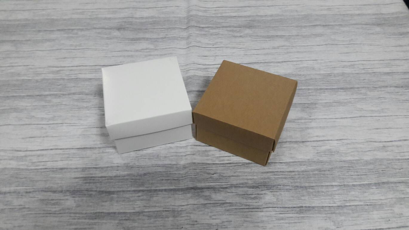 กล่องของขวัญ กล่องฝาครอบ กล่องของที่ระลึก กล่องอเนกประสงค์ กล่องของใช้ กล่องใส่ผ้าไหม ขนาด 9x9x5.7 ซม.สีขาว ราคา 235 บาทต่อแพ็ค(20 ใบ)