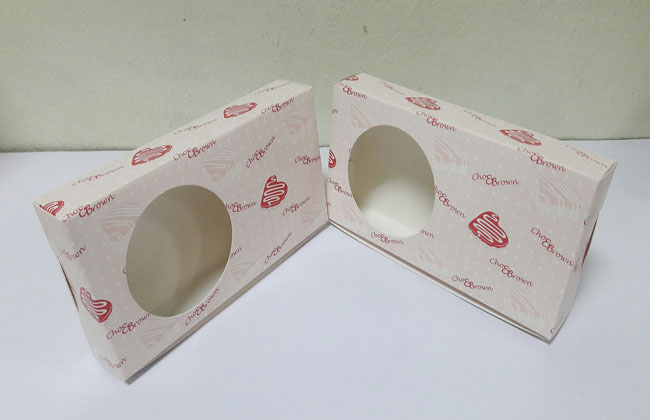 กล่องบราวนี่ 2-3 ชิ้น กล่องทรงแบน กล่องช็อคโกแลต กล่องขนม สีลายบราวนี่ ขนาด 8.0 x 15.0 x 3.0 ซม. ราคา 100 บาท ต่อแพ็ค (20 ใบ)