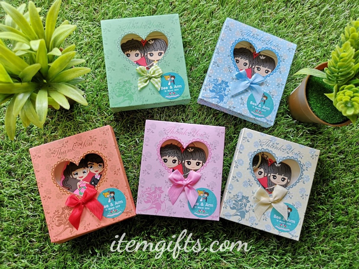 ของชำร่วยพวงกญแจบ่าวสาว ใส่กล่องคละสี