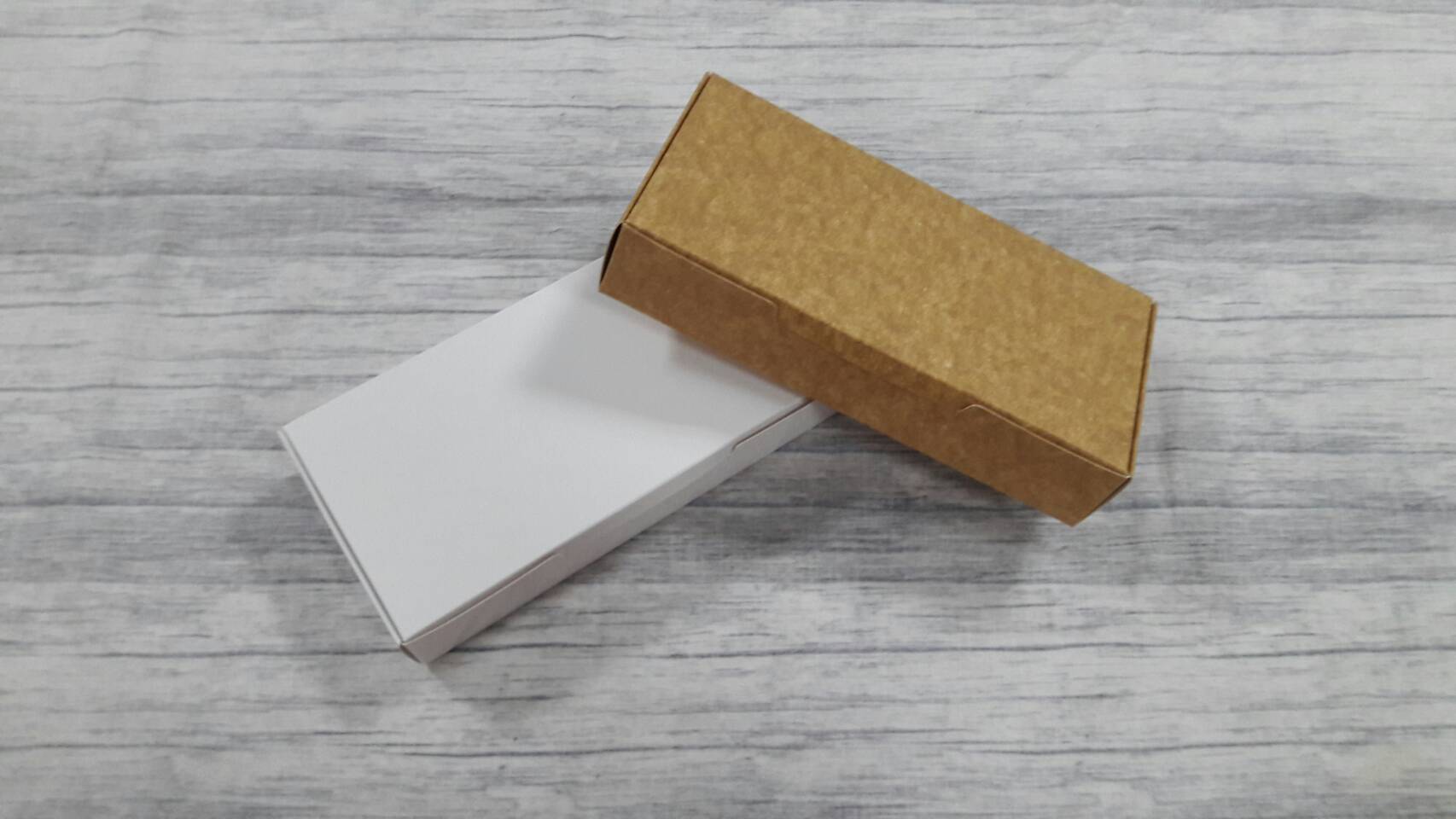 กล่องบราวนี่ กล่องขนม กล่องเอนกประสงค์ กล่องทรงหูช้างแบบฝาเสียบหน้า สีคราฟท์น้ำตาลอ่อน(CKB) ขนาด 10x20.5x3.8 ซม.(ฝาทึบ) ราคา 185 บาทต่อแพ็ค (20 ใบ)