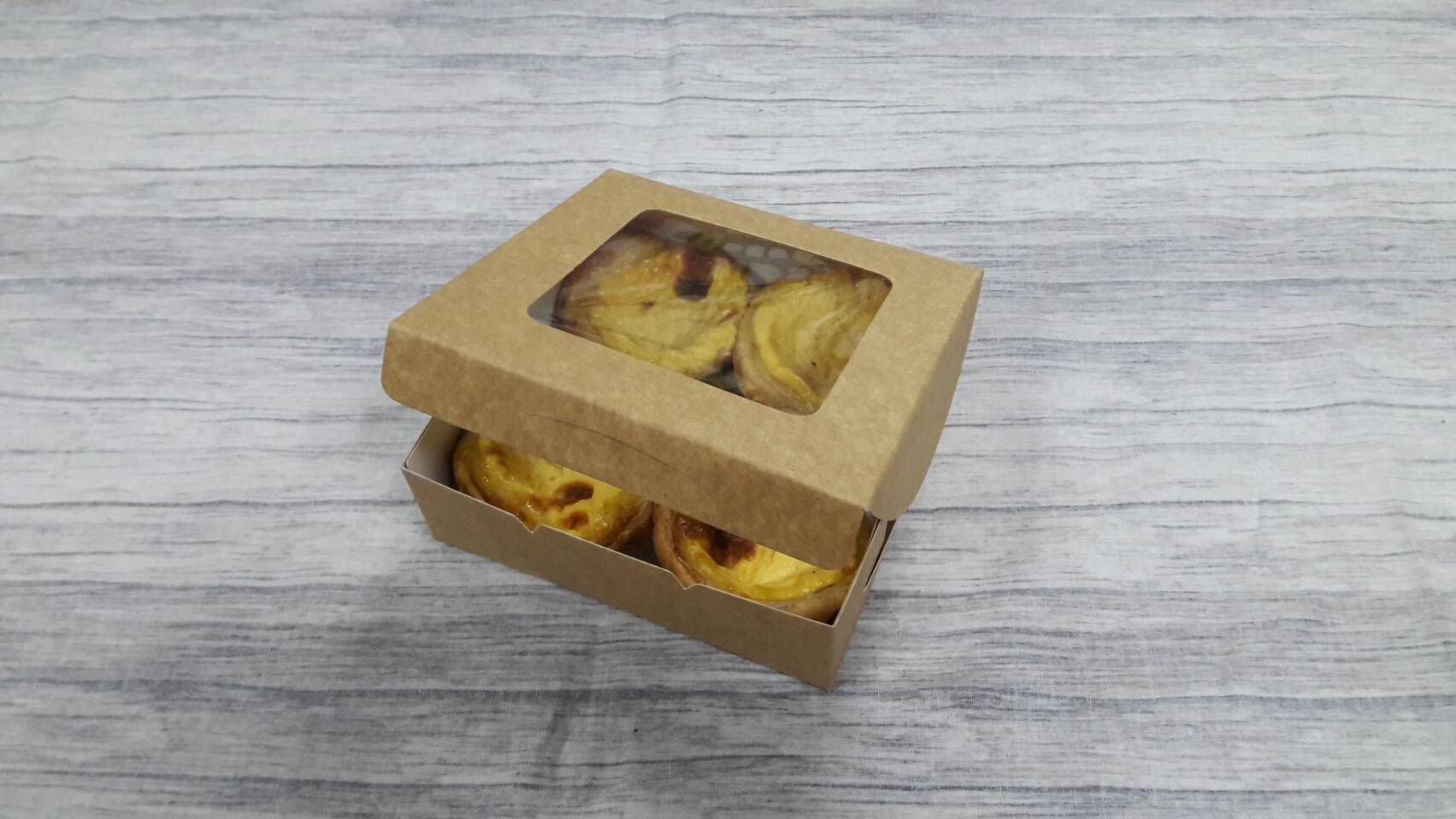 กล่องทาร์ต 4 ชิ้น (ขนาดถ้วยทาร์ต 6 ซม.) กล่องทรงแบน (หน้าต่างพลาสติก) ขนาด12.5x12.5x4.0ซม. คราฟท์น้ำตาลอ่อน ราคา 110 บาทต่อแพ็ค (20 ใบ)