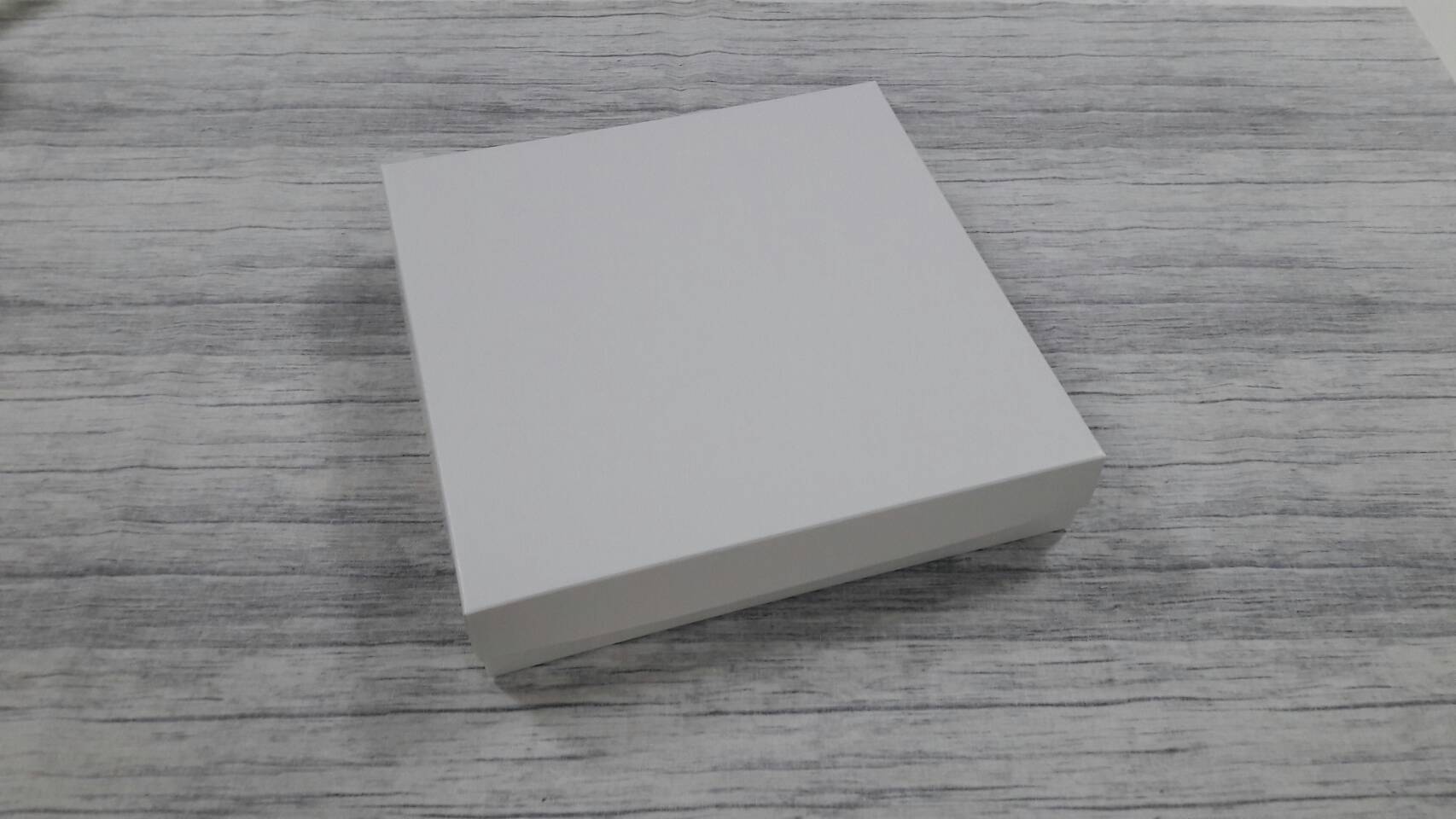 กล่องของขวัญ กล่องแบบมีฝาครอบ กล่องของขวัญ กล่องฝาครอบ กล่องอเนกประสงค์ ขนาด 24x24x5 ซม. สีขาว (แบบฝาทึบ) พร้อมฐานตัวกั้นสินค้าแบบ 9 ช่อง ราคา 715 บาท ต่อแพ็ค (20 ใบ)