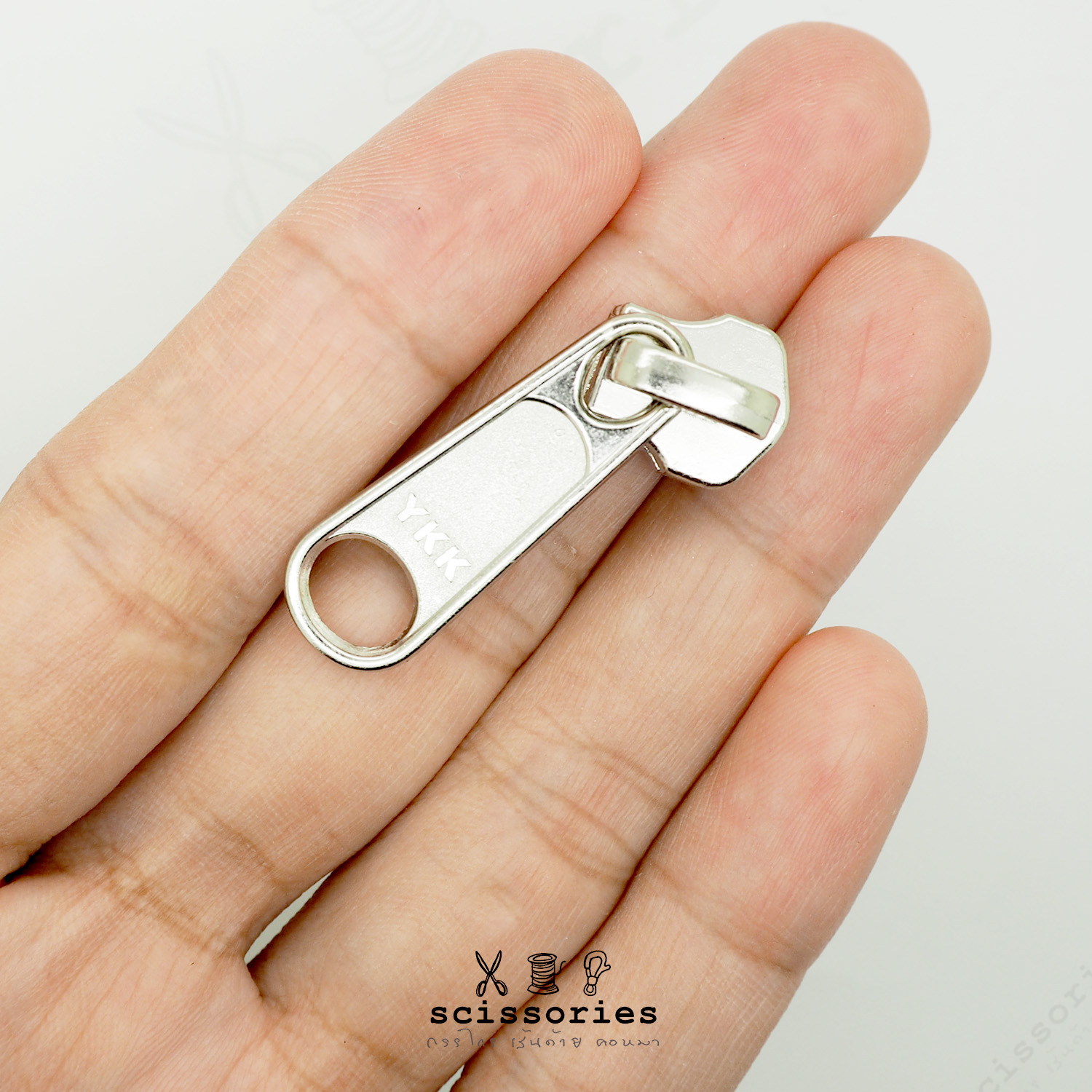 ซิปเหล็ก YKK No.5 สีเงินหางยาว 1ตัว