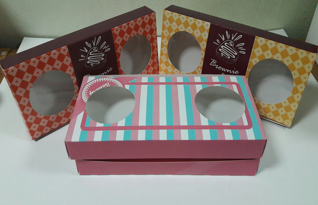 กล่องบราวนี่ 3-4 ชิ้น กล่องทรงแบน กล่องช็อคโกแลต กล่องขนม สีน้ำตาลส้ม กว้าง 10.0 x ยาว 22.0 x สูง 3.0 ซม. ราคา 130 บาท ต่อแพ็ค (20 ใบ)