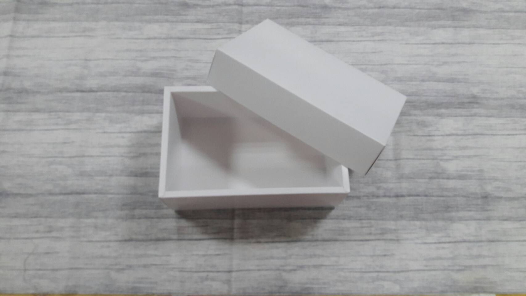 กล่องฝาครอบ กล่องของขวัญ กล่องอเนกประสงค์ ขนาด 14x22x8.5 ซม.สีขาว (แบบฝาทึบ) ราคา 495 บาท ต่อแพ็ค (20 ใบ)