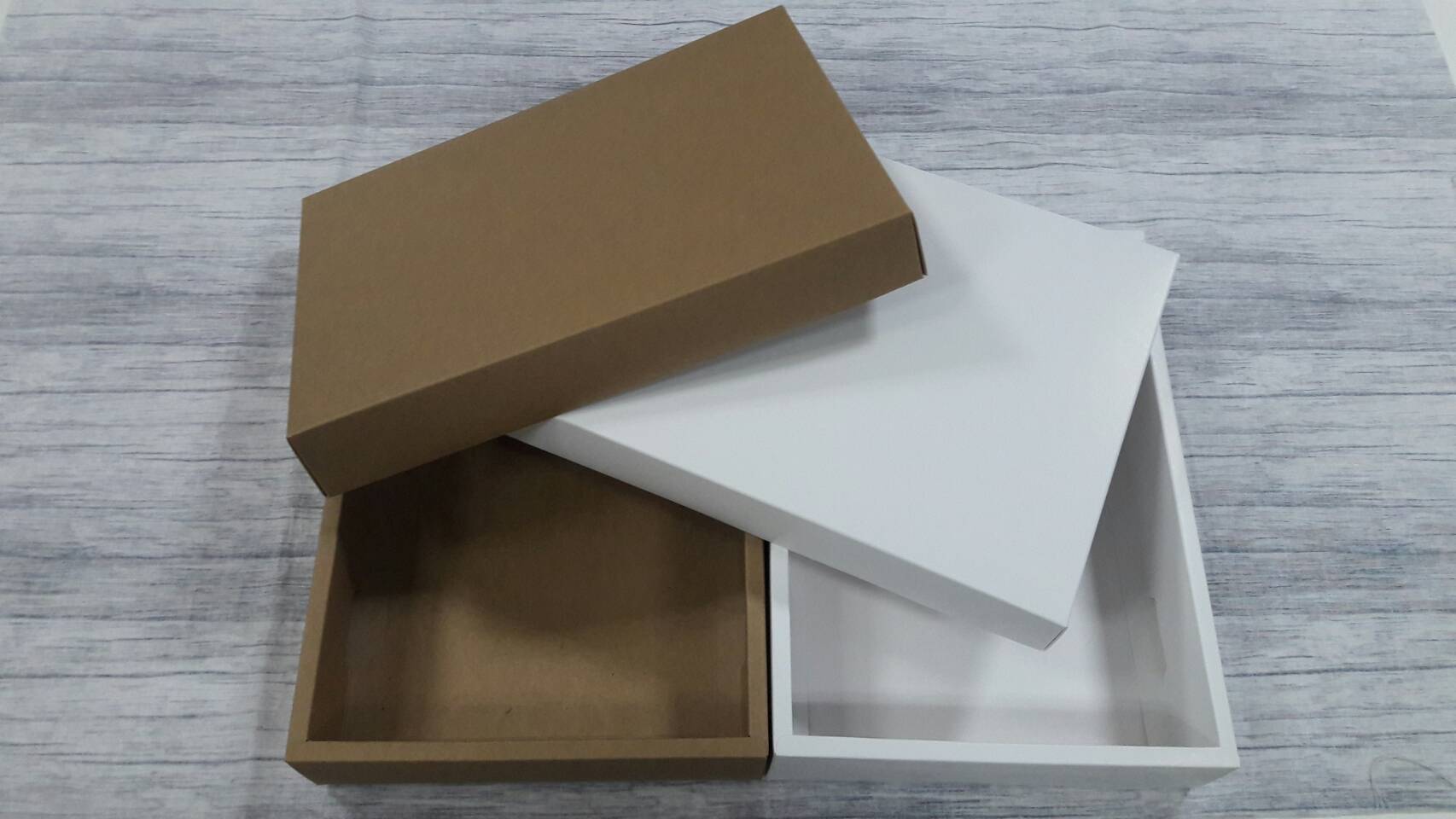 กล่องของขวัญ กล่องฝาครอบ กล่องของที่ระลึก กล่องอเนกประสงค์ กล่องของใช้ กล่องพวงมาลัย กล่องใส่ผ้าไหม ขนาด 19.6 x 27.2 x 5 ซม.สีขาว ราคา 450 บาทต่อแพ็ค(20 ใบ)