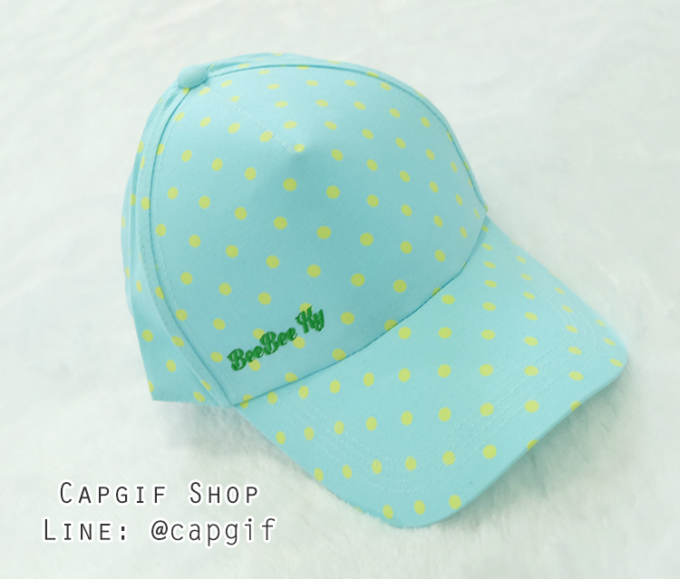 หมวกแก๊ปลายจุดสีฟ้าปักชื่อมุมล่างขวา