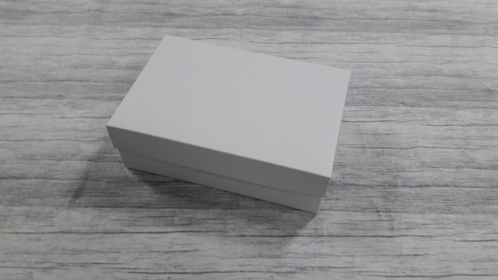 กล่องฝาครอบ กล่องของขวัญ กล่องอเนกประสงค์ ขนาด 14.0 x 21.0 x 7.0 cm. สีขาว (แบบฝาทึบ) ราคา 405 บาท ต่อแพ็ค (20 ใบ)