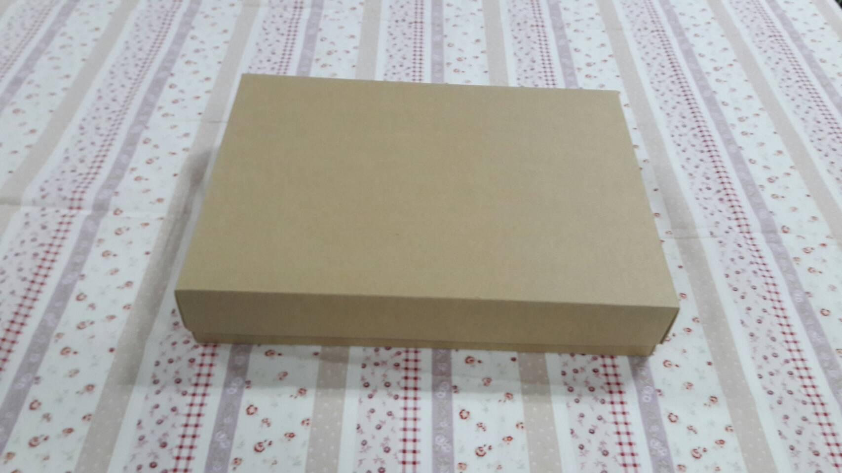 กล่องของขวัญ กล่องฝาครอบ กล่องของที่ระลึก กล่องอเนกประสงค์ กล่องของใช้ กล่องพวงมาลัย กล่องใส่ผ้าไหม ขนาด 19.6x27.2x5 ซม.สีคราฟท์น้ำตาลอ่อน ราคา 470 บาท/20 ใบ