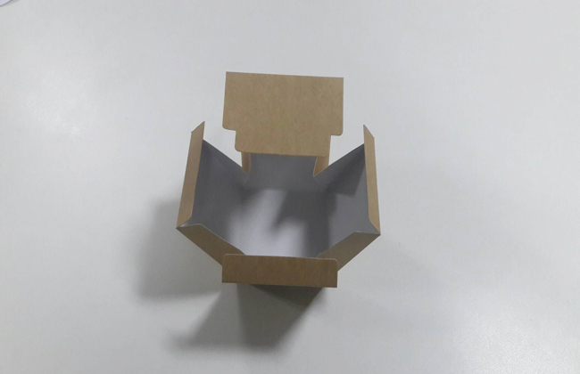 กล่องเค้กโรล กล่องขนม กล่องคัพเค้ก 1 ชิ้น กล่องเค้ก 1 ชิ้น สีคราฟท์หน้าขาวหลังน้ำตาล ขนาด 9.0 x 9.0 x สูง 9.0 ซม. ราคา 120 บาทต่อแพ็ค (20ใบ)