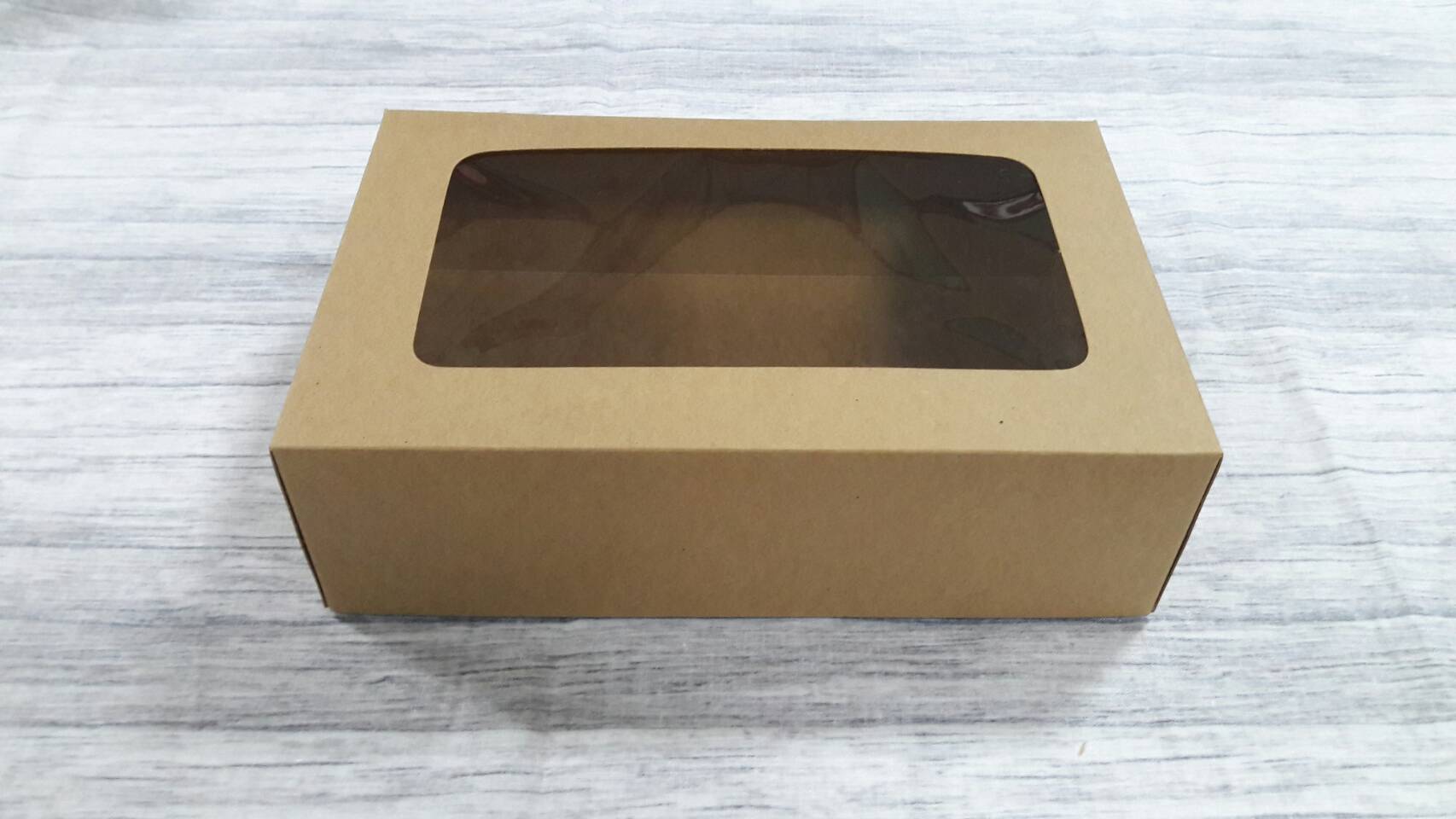 กล่องขนม กล่องอเนกประสงค์ กล่องชิฟฟ่อน กล่องใส่ของที่ระลึก (ฝากล่องปะกาวขึ้นรูป) ขนาด 14.0x22.0xสูง 6.5 ซม.สีคราฟท์น้ำตาล ราคาแพ็คละ 285 บาท (20ใบ)