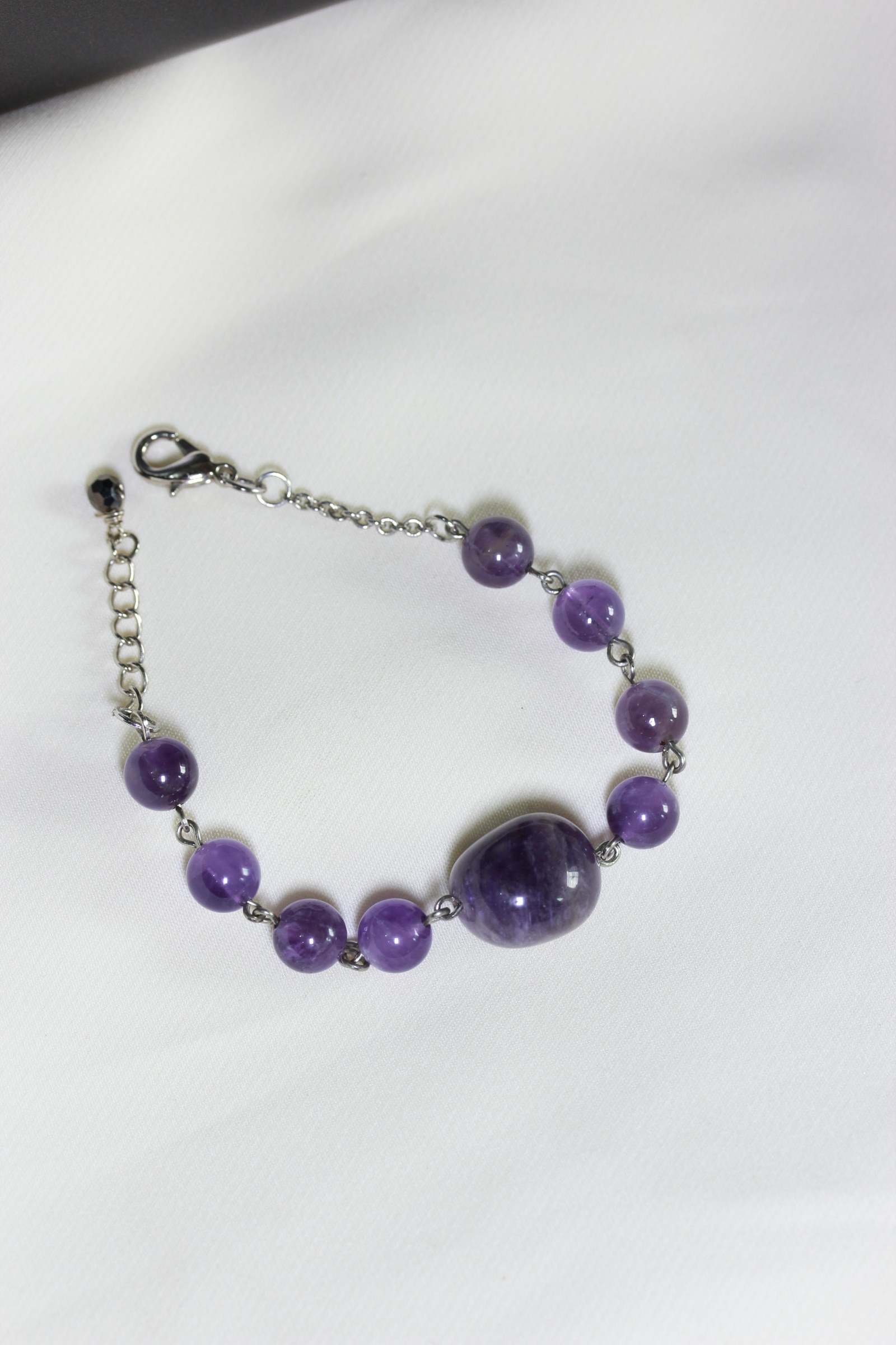 สร้อยข้อมือหินแท้ "Connected" Amethyst Bracelet (คลื่นพลังความสำเร็จ)