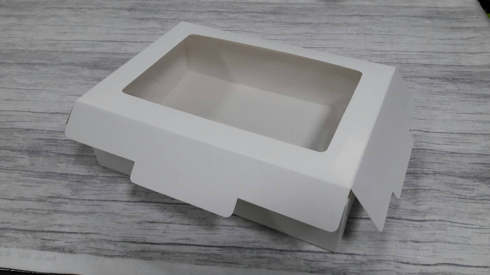 กล่องขนม กล่องบราวนี่ กล่องขนมเปี๊ยะ กล่องอเนกประสงค์ ขนาด 17.0x23.5x6.5 ซม.สีขาว (มีหน้าต่างพลาสติก) ราคา 260 บาท ต่อแพ็ค(20ใบ)