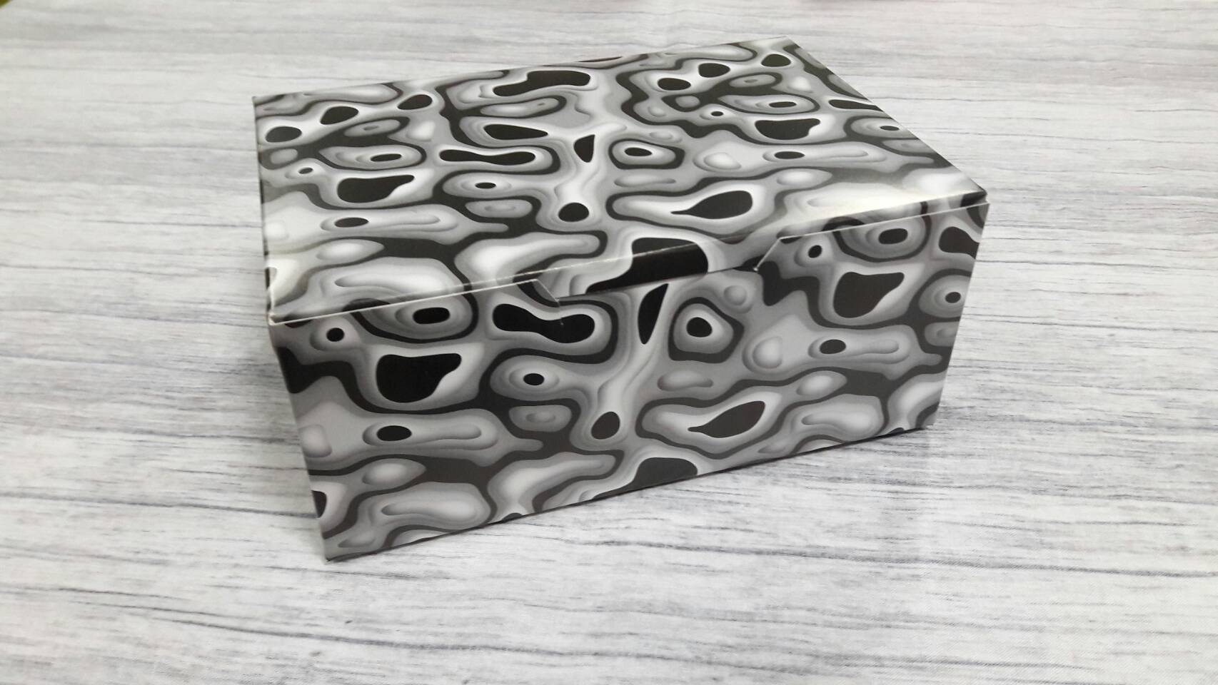 กล่องไม่มีหน้าต่าง (ฝาทึบ) 17.5x12.0x7.5 ซม.กล่องเค้ก กล่องคัพเค้ก กล่องขนม กล่องชิฟฟ่อน กล่องช้อคโกแล็ต กล่องคุ๊กกี้ ลายสีดำ-เทา ราคา 160 บาทต่อแพ็ค(20ใบ)