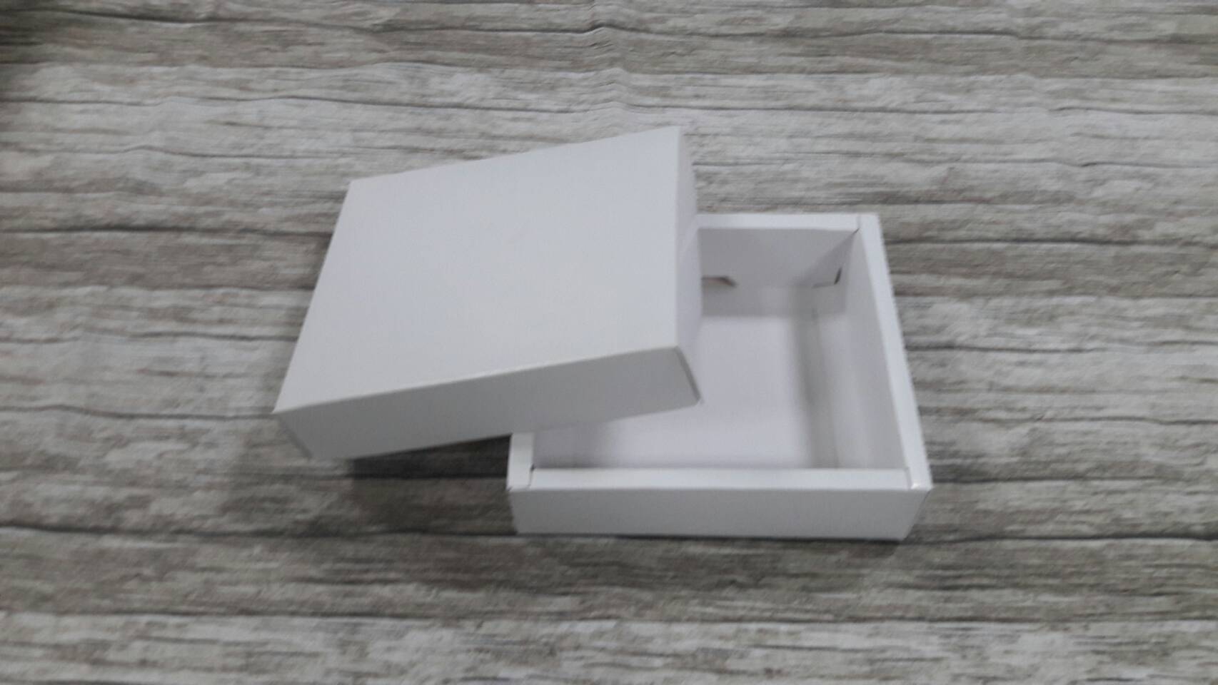 กล่องของขวัญ กล่องฝาครอบ กล่องของที่ระลึก กล่องอเนกประสงค์ กล่องของใช้ กล่องใส่ผ้าไหม ขนาด 13x14.5x4 ซม.(แบบฝาทึบ) สีขาว ราคา 270 บาทต่อแพ็ค (20 ใบ)