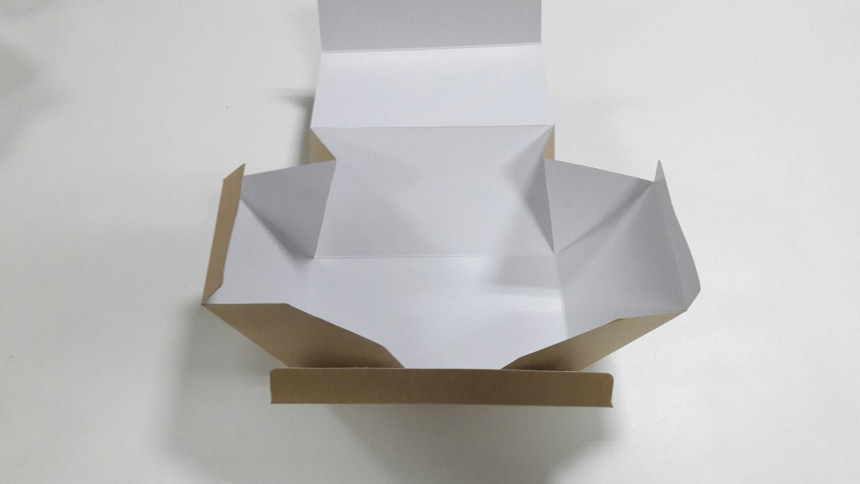 กล่องเค้กโรล กล่องคัพเค้ก 3 ชิ้น กล่องเค้ก 3-4 ชิ้น กล่องขนม สีขาว ขนาด 9 x 24 x 9 ซม.ราคา 215 บาทต่อแพ็ค (20 ใบ)