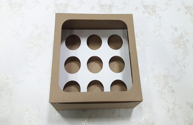 กล่องคัพเค้ก กล่องคัพเค้ก 9 ชิ้น สีคราฟท์น้ำตาล พร้อมฐานคัพเค้ก 9 ช่อง (ช่องกว้าง 5.5 ซม.) ราคา 490 บาท ต่อแพ็ค (20ใบ)