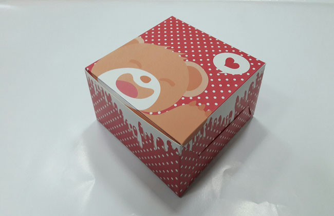 กล่องสแน็ค กล่องอาหารว่าง ลายยังแบร์ กว้าง12.7 x ยาว12.7 x สูง 6.5 ซม.ราคา 95 บาทต่อแพ็ค(20 ใบ)