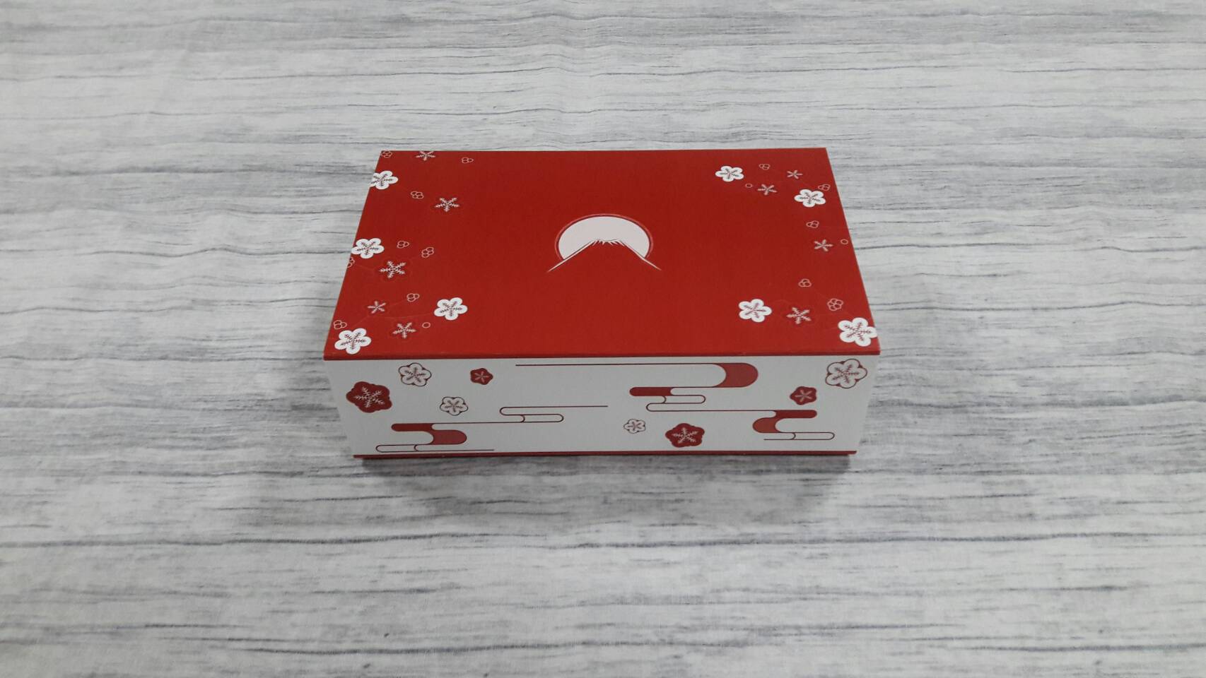 กล่องสไลด์ กล่องของขวัญ กล่องของที่ระลึก กล่องอเนกประสงค์ กล่องแบบฝาสไลด์ ลายสีแดง ขนาด 11.4 x 17.4 x5.0 ซม. ราคา 340 บาท (20 ใบ ต่อแพ็ค)