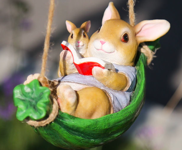 ตุ๊กตากระต่ายน้อยแต่งสวน นอนเปลอ่านหนังสือ