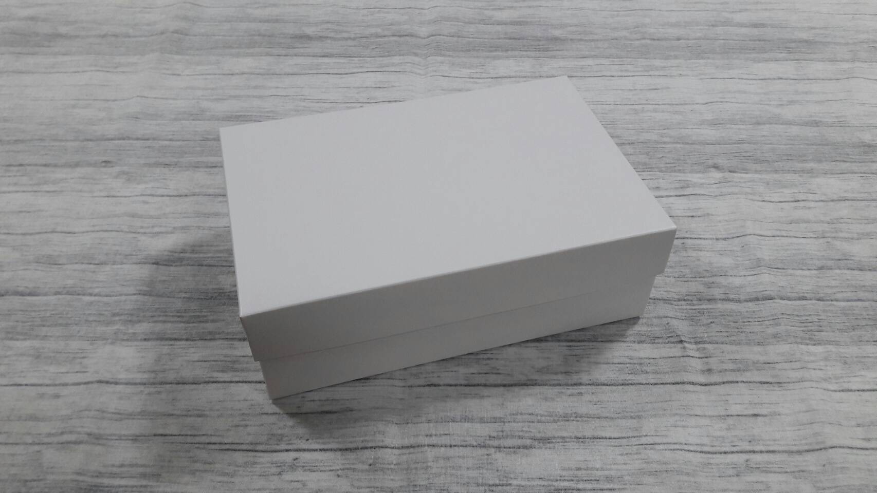 กล่องฝาครอบ กล่องของขวัญ กล่องอเนกประสงค์ ขนาด 14.0 x 21.0 x 7.0 cm. สีขาว (แบบฝาทึบ) ราคา 405 บาท ต่อแพ็ค (20 ใบ)