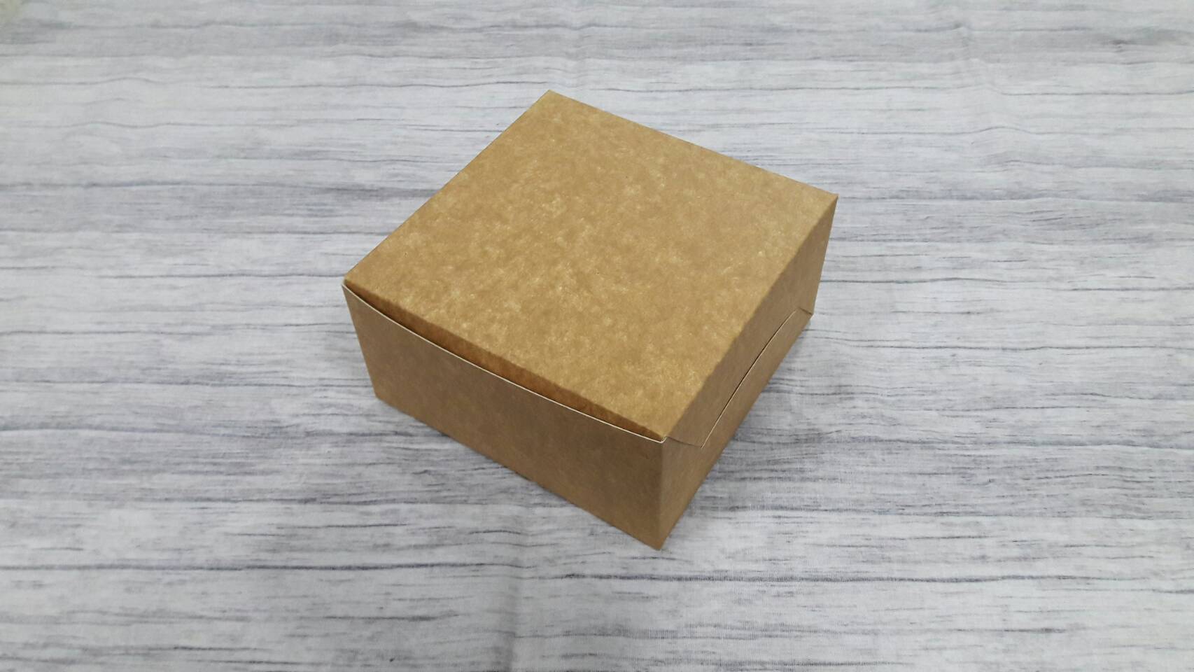 กล่องสแน็ค กล่องอาหารว่าง Snack Box ขนาด 13.5x13.5x7.0 ซม. กล่องคอฟฟี่เบรค กล่องคัพเค้ก แบบไม่มีหน้าต่าง สีคราฟท์น้ำตาลอ่อน(CKB) ราคา 145 บาทต่อแพ็ค(20ใบ)