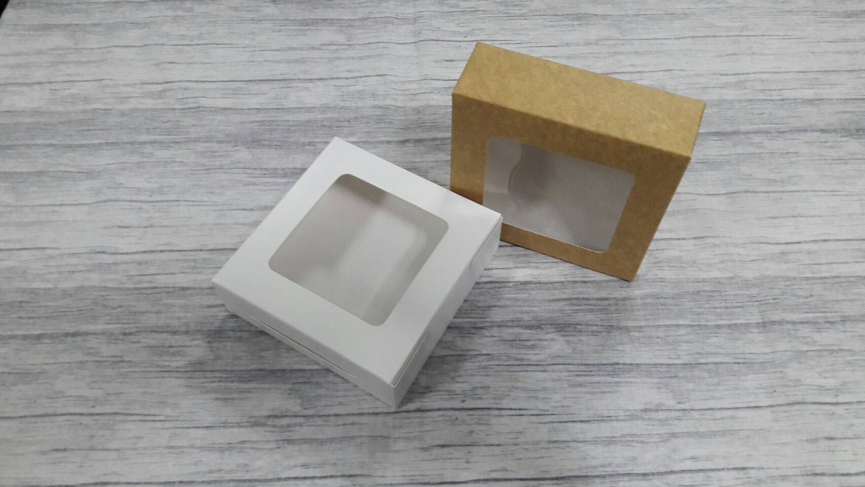 กล่องทาร์ต 4 ชิ้น กล่องแบน (หน้าต่างพลาสติก) กล่องบราวนี่ 4 ชิ้น กล่องขนม กล่องชิฟฟ่อน กล่องขนมไหว้พระจันทร์ กล่องขนมเปี๊ยะ ขนาด 12.5x12.5x4.0 ซม.สีขาว ราคา 100 บาทต่อแพ็ค (20 ใบ)