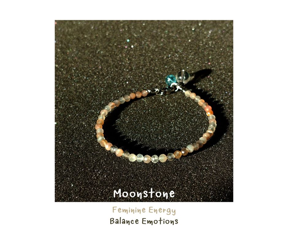 สร้อยข้อมือหินแท้ "POSH" Grey Moonstone Bracelet (Luck in Love ,Luck in Game)