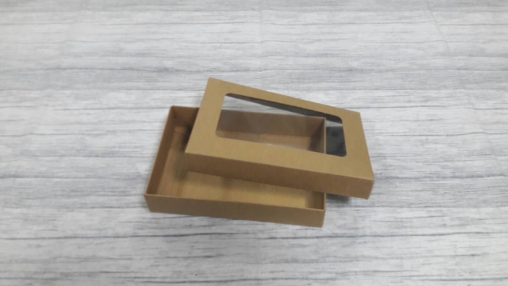 กล่องฝาครอบ กล่องของขวัญ กล่องแบบมีฝาครอบ กล่องอเนกประสงค์ ขนาด 10 x 15 x 3 ซม.สีคราฟท์น้ำตาลเข้ม แบบมีหน้าต่างพลาสติก ราคา 285 บาท ต่อแพ็ค (20 ใบ)