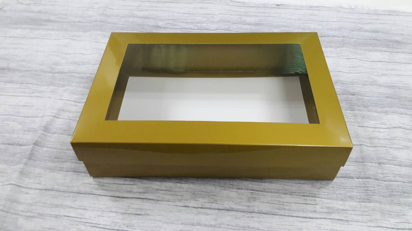 กล่องฝาครอบ กล่องแบบมีฝาครอบ กล่องของขวัญ กล่องอเนกประสงค์ ขนาด 20.5 x 30.0 x 7.0 cm. สีทอง ขัดเงา (แบบฝาหน้าต่างพลาสติก) ราคา 695 บาท ต่อแพ็ค (20 ใบ)
