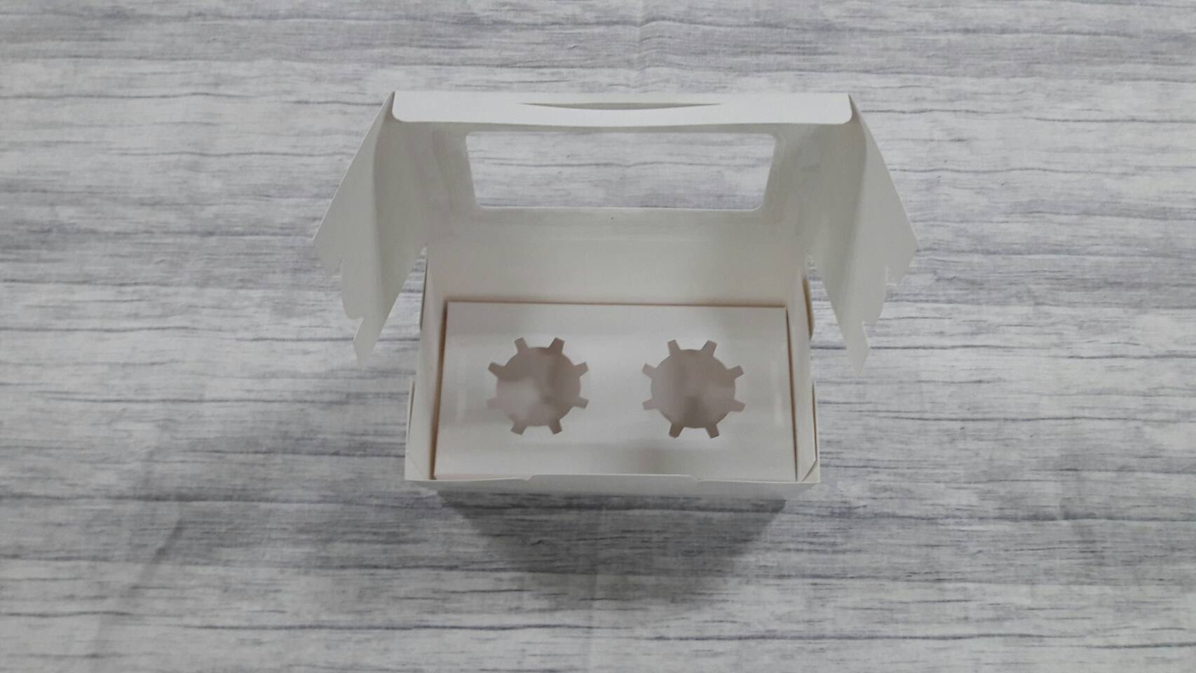 กล่องคัพเค้ก 2 ชิ้น แบบฝามีหน้าต่างพลาสติก ขนาด 9.5x18x7.8ซม.สีขาว พร้อมฐานรองคัพเค้กแบบ 2 ช่อง ราคา 215 บาทต่อแพ็ค (20 ใบ)