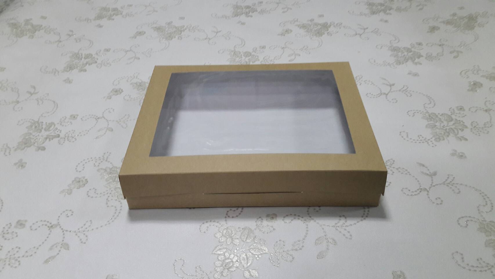 กล่องบราวนี่ กล่องชิฟฟ่อน กล่องขนมเปี๊ยะ กล่องพาย กล่องช็อกโกแลต ขนาด 20.5x26.0x5.0 ซม.สีคราฟท์น้ำตาลอ่อน ราคา 285 บาทต่อ 20ใบ(กระดาษหนา 300แกรม)