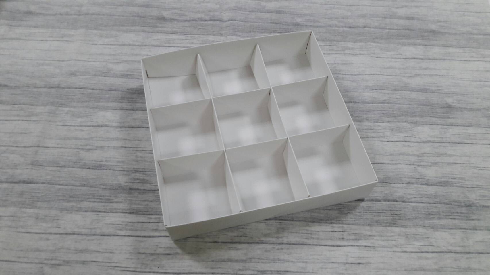 ฐานกั้นสินค้า ตัวกั้นสินค้า 9 ช่อง (แต่ละช่อง 7.8x7.8x4.0ซม.) สีขาว ขนาด 24.0 x 24.0 x 4.0 ซม.(เมื่อพับขึ้นรูป) ราคา 205 บาทต่อแพ็ค(20 ชิ้น) (ใช้กับกล่องของที่้ร้าน)