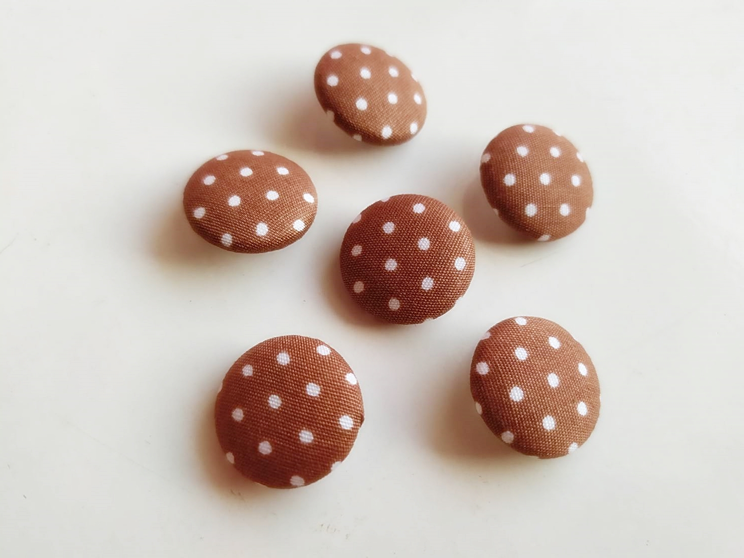 กระดุมผ้าลายPolkadot สีน้ำตาลโอวัลติน จุดขาว