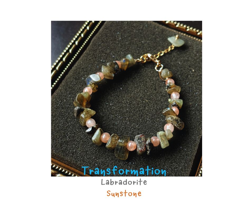 สร้อยข้อมือหินแท้ "Twisted" Labradorite + Sunstone Bracelet (พลิกสถานการณ์ เสริมความมั่นใจ การเป็นผู้นำ)