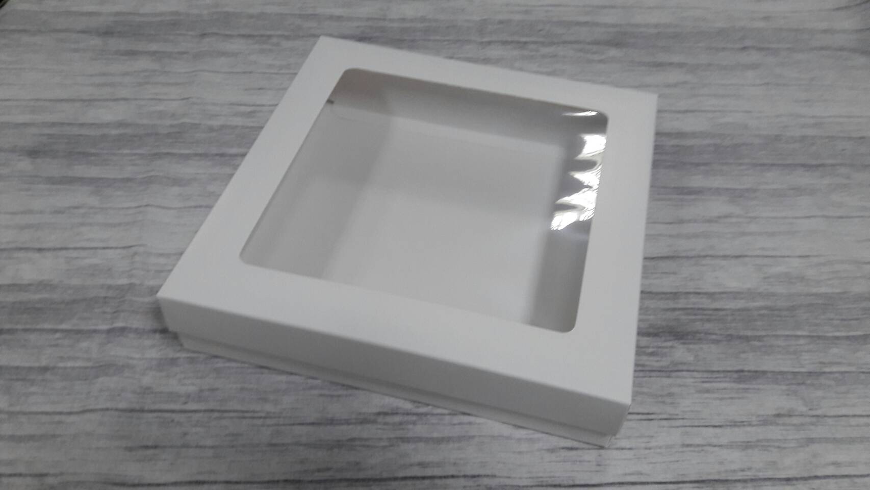 กล่องของขวัญ กล่องแบบมีฝาครอบ กล่องอเนกประสงค์ ขนาด 24x24x5 ซม. สีขาว แบบมีหน้าต่างพลาสติก ราคา 560 บาท ต่อแพ็ค (20 ใบ)