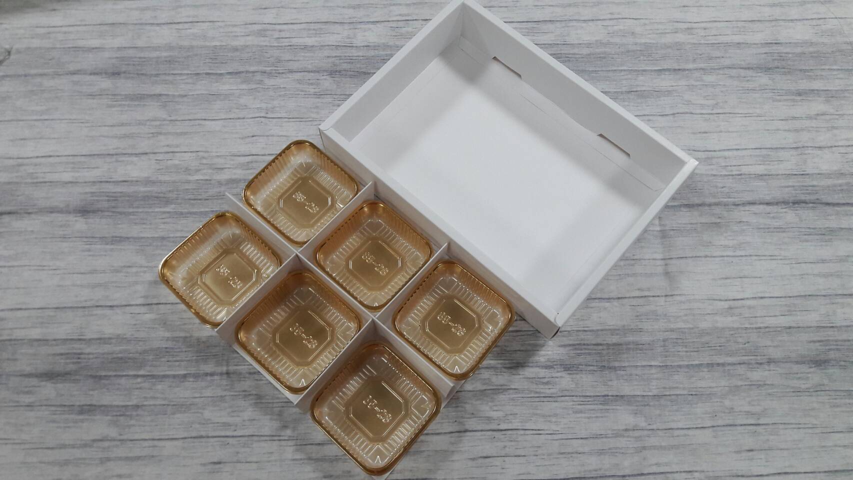 กล่องของขวัญ กล่องฝาครอบ กล่องของที่ระลึก กล่องอเนกประสงค์ กล่องขนม ขนาด 19.6x27.2x5ซม.สีขาว (แบบฝาหน้าต่างพลาสติก) พร้อมฐานตัวกั้นสินค้า ราคา 645 บาทต่อแพ็ค(20 ใบ)