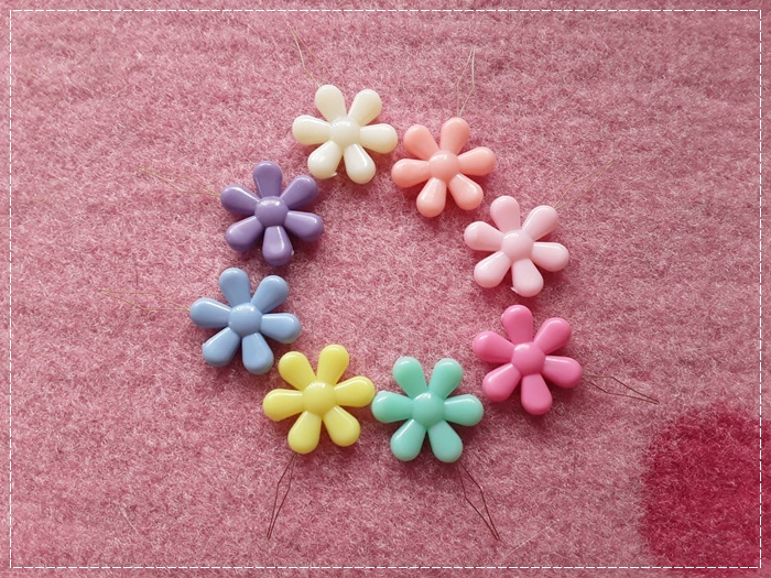 ที่สนเข็มรูปดอกไม้สีเขียว