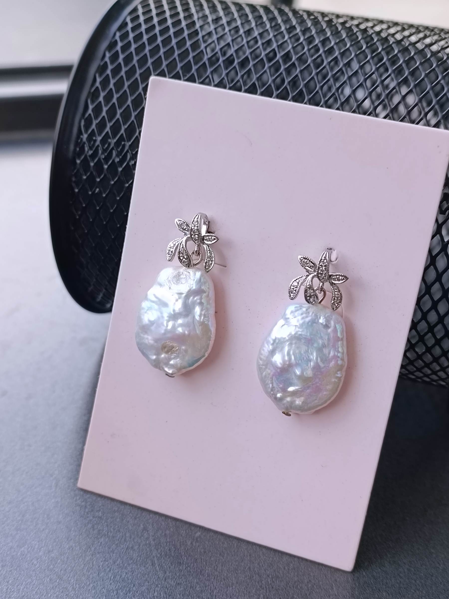 "Dazzling" ต่างหูมุกแท้ทรงบารอค Natural Baroque Pearl Earring
