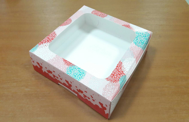 กล่องบราวนี่ กล่องชิฟฟ่อน กล่องเค้กครึ่งปอนด์ กล่องทร์ตไข่ กล่องขนมเปี๊ยะ กล่องพาย ลายเยอบีร่าฟลาวเวอร์ กว้าง 20.0 x ยาว 20.0 x สูง 5.0 ซม. ราคา 205 บาท ต่อแพ็ค (20ใบ)