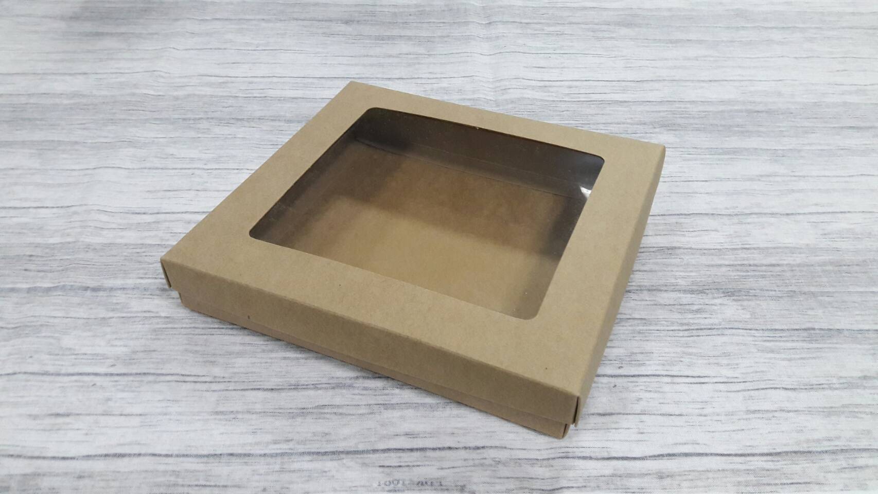 กล่องฝาครอบ กล่องอเนกประสงค์ ขนาด 16.8 x 18.0 x 3.0 cm. สีคราฟท์น้ำตาล (ฝาหน้าต่างพลาสติก) ราคา 350 บาท ต่อแพ็ค (20 ใบ)